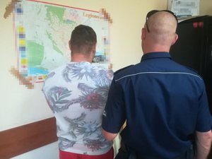 Policjant z osobą poszukiwaną