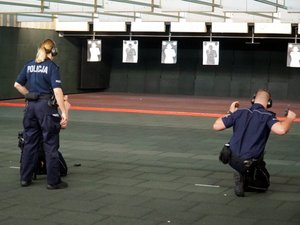 Policjanci z pionu prewencji podczas eliminacji