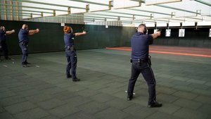 Policjanci z pionu prewencji podczas eliminacji