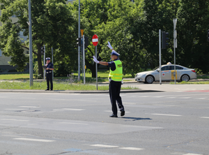 Policjant kieruje ruchem na skrzyżowaniu