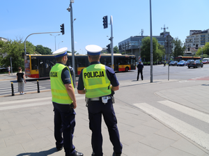 Policjanci zabezpieczają skrzyżowanie, na którym odbywa się konkurs