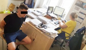 Policjantka wykonuje czynności z podejrzanym