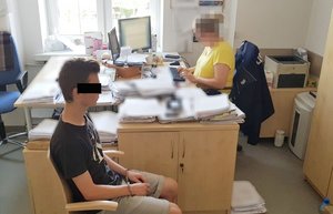 Policjantka wykonuje czynności z podejrzanym