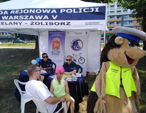 Policjanci na pikniku "Witaj Lato na Bielanach"