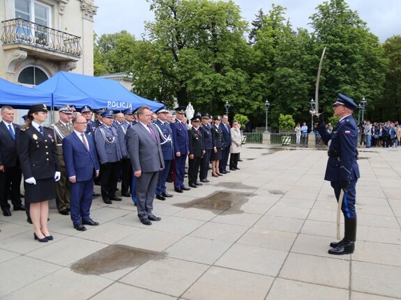 Uroczyste obchody 100. rocznicy powołania Policji Państwowej w Garnizonie Stołecznym. 17 lipca 2019 roku. Uroczystość pod honorowym patronatem Ministra Spraw Wewnętrznych i Administracji Pani Elżbiety Witek. W obchodach uczestniczył Wiceminister SWiA Pan Jarosław Zieliński. Komendę Główną Policji reprezentował Zastępca Komendanta Głównego Policji nadinspektor Kamil Bracha. W uroczystym apelu udział brało kierownictwo Komendy Stołecznej Policji na czele z Szefem warszawskich policjantów - nadinspektorem Pawłem Dobrodziejem, a także policjanci, policjantki i pracownicy cywilni KSP.