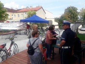 Uczestnicy ogólnopolskiej akcji „Senior Na drodze - Pamiętaj o bezpieczeństwie”