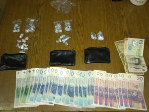 Narkotyki i pieniądze zabezpieczone przez policjantów