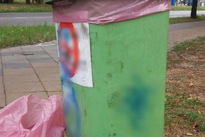 Pomalowany kosz na śmieci w Józefowie