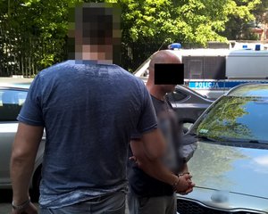 Policjant z mężczyzną zatrzymanym do sprawy kradzieży auta