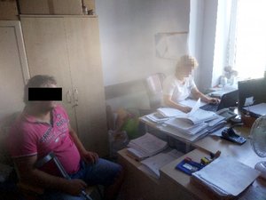 Policjantka przedstawia zarzuty podejrzanemu