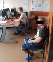 policjant przesłuchuje zatrzymanego 36- latka