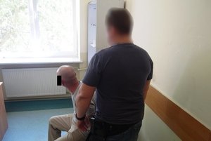 Policjant z zatrzymanym