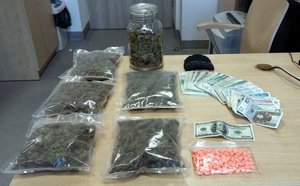 Zabezpieczona przez policjantów marihuana, ekstazy oraz pieniądze