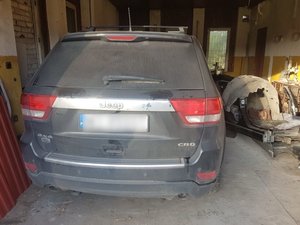 Zabezpieczone przez policjantów samochody i części samochodowe