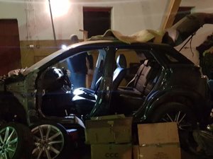 Zabezpieczone przez policjantów samochody i części samochodowe