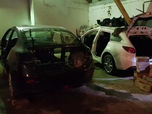 Zabezpieczone przez policjantów samochody i części samochodowe