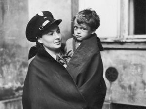 Policjantka z izby zatrzymań z dzieckiem na ręku, sierpień 1938