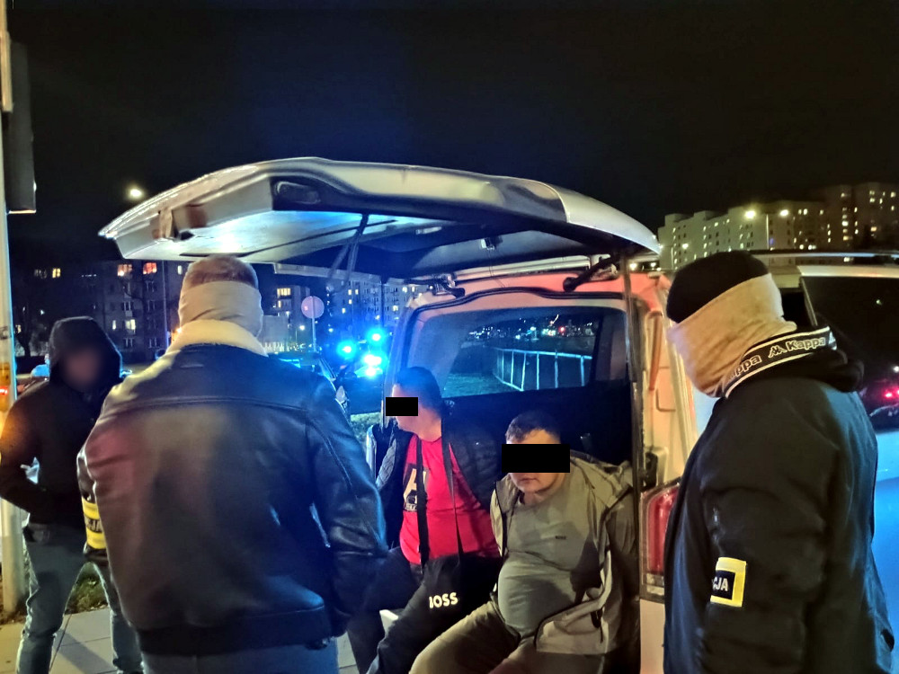 Wspólna realizacja policjantów z Otwocka i komendy stołecznej. Zatrzymanych ośmiu mężczyzn podejrzanych o kradzieże samochodów na terenie całej Polski