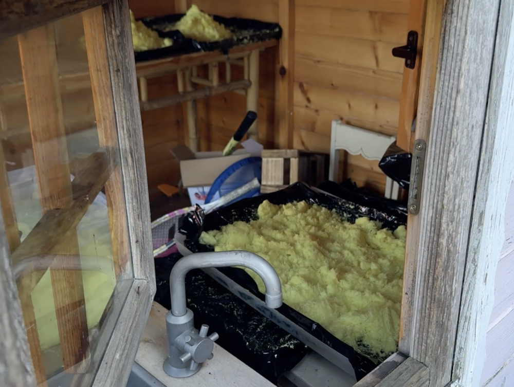 Stołeczni policjanci zlikwidowali laboratorium do produkcji narkotyków. Zabezpieczono 90kg środków psychoaktywnych. Dwóch obywateli Ukrainy usłyszało zarzuty