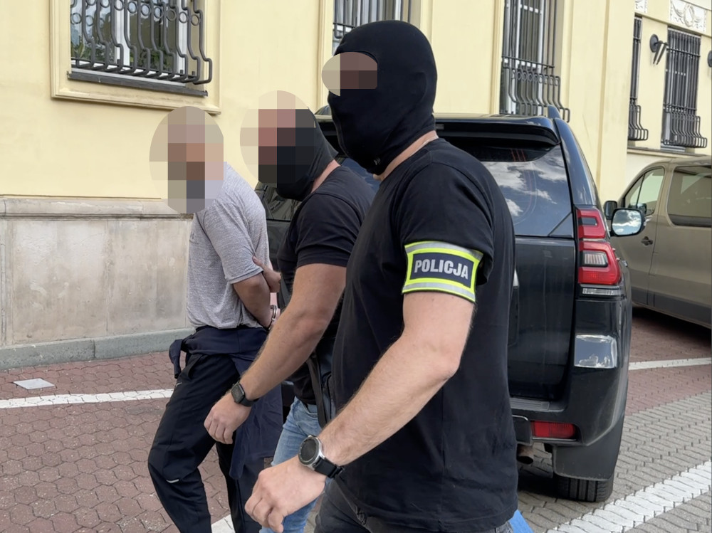 Zatrzymani Rosjanie, nielegalna broń palna i amunicja w mieszkaniu na Woli - efekt działań stołecznej Policji i CAT ABW