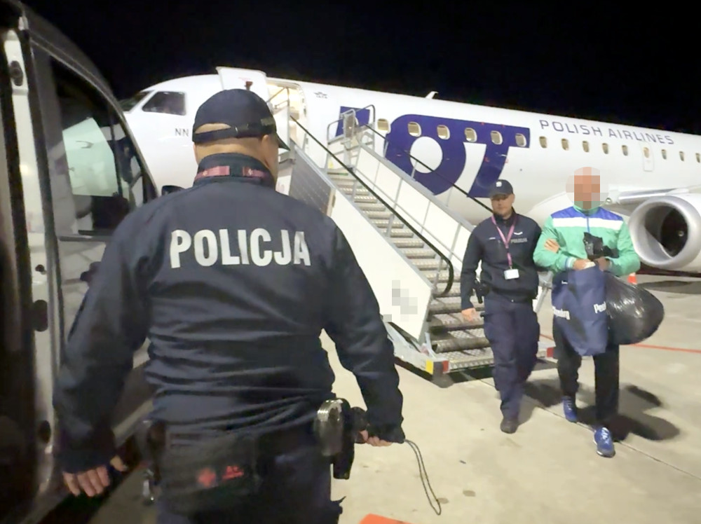 Jeden z podejrzanych o napad na jubilera w Galerii Mokotów przetransportowany do Polski