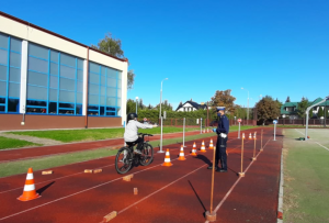 Egzamin na kartę rowerową przeprowadzony przez policjanta Wydziału Ruchu Drogowego KSP.