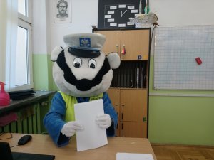 Maskotka policyjna Borsuk sprawdza testy podczas egzaminu na kartę rowerową