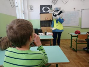 Maskotka policyjna Borsuk ogłasza listę osób, które uzyskały pozytywny wynik egzaminu na kartę rowerową