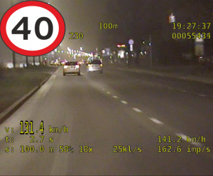 Zdjęcie z videorejestratora przedstawiające jadący samochód z prędkością 131 km/h