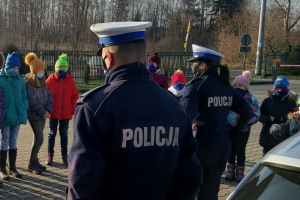 Policjanci WRD KSP przeprowadzający pogadankę z uczniami Szkoły Podstawowej w Uwielinach.