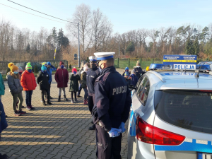 Policjanci WRD KSP przeprowadzający pogadankę z uczniami Szkoły Podstawowej w Uwielinach.