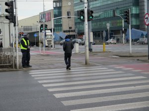 Zdjęcie przedstawia policjantów ruchu drogowego podczas działań Niechronionych uczestników ruchu drogowego&quot;.
