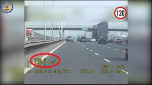 Zdjęcie z wideorejestratora pokazujące pojazd przekraczający dozwoloną prędkość.
