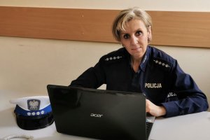 Policjantka ruchu drogowego prowadząca zajęcia on - line w szkole.