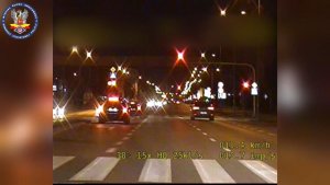 Zdjęcie z wideorejestratora policyjnego przedstawiające pojazd przejeżdżający na czerwonym świetle