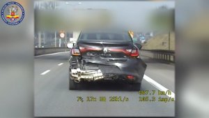 Zdjęcie przedstawia nagranie z wideorejestratora  przedstawiające rozbity pojazd poruszający się po trasie S 8.