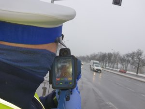 Policjant dokonujący pomiar prędkości