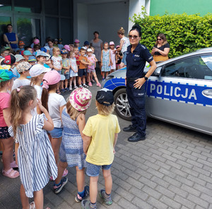 Policjantka wraz z dziećmi w trakcie spotkania profilaktycznego.