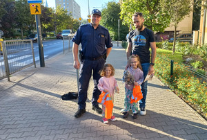 Policjant wraz z dziećmi i ich ojcem