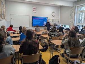 Odpowiedzialność prawna nieletnich, hejt, demoralizacja - tematami spotkania policjantów z uczniami liceum