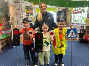 Przedszkolaki poznają zawód policjanta i uczą się bezpieczeństwa na drodze