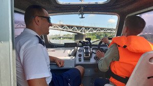 Rejs zwycięzców konkursu policyjną łodzią służbową