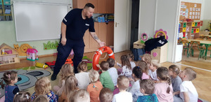 Policjant prowadzący prelekcję dla dzieci