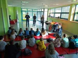 Policjant prowadzący prelekcję dla dzieci