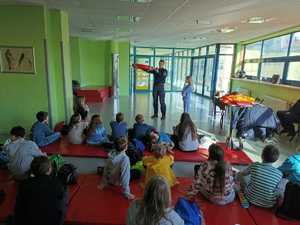 Policjant prowadzący prelekcję dla dzieci