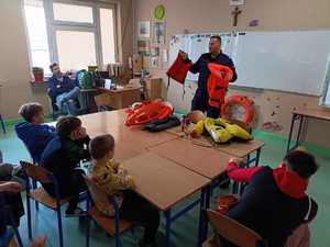 Policjant prowadzący prelekcję dla dzieci