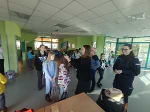 Policjant prowadzący prelekcję dla dzieci