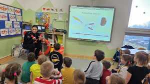 Policjant prowadzący prelekcję dla dzieci