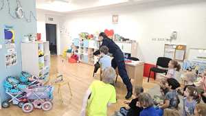 Policjant prowadzący prelekcję dla dzieci