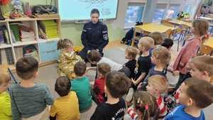 Policjant prowadzący prelekcję dla dzieci